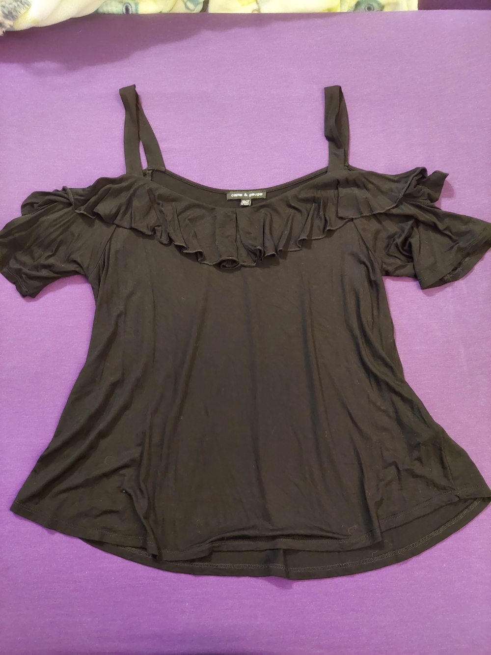 Cable & Gauge Black Ruffle Cold-Shoulder Top. XL.